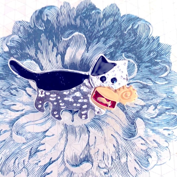 A cute cat brooch eating from a tuna 🍣 can - Picture 2 of 3